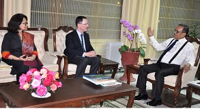 The Governor of Arunachal Pradesh Shri JP Rajkhowa with the US Consul General, Kolkata Mr. Craig L. Hall and his Wife at Raj Bhavan, Itanagar on 28th April�2016.